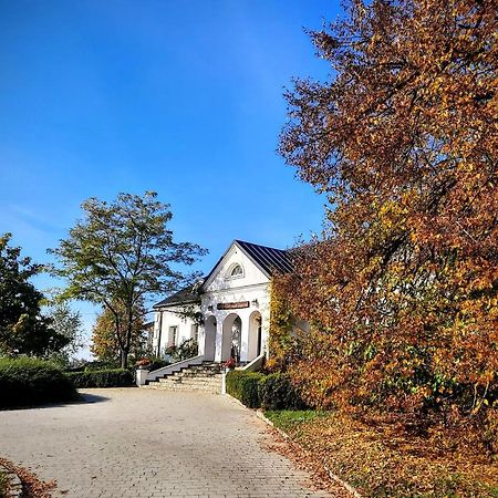 Dwor Na Wichrowym Wzgorzu Bed & Breakfast Przybysławice Екстериор снимка