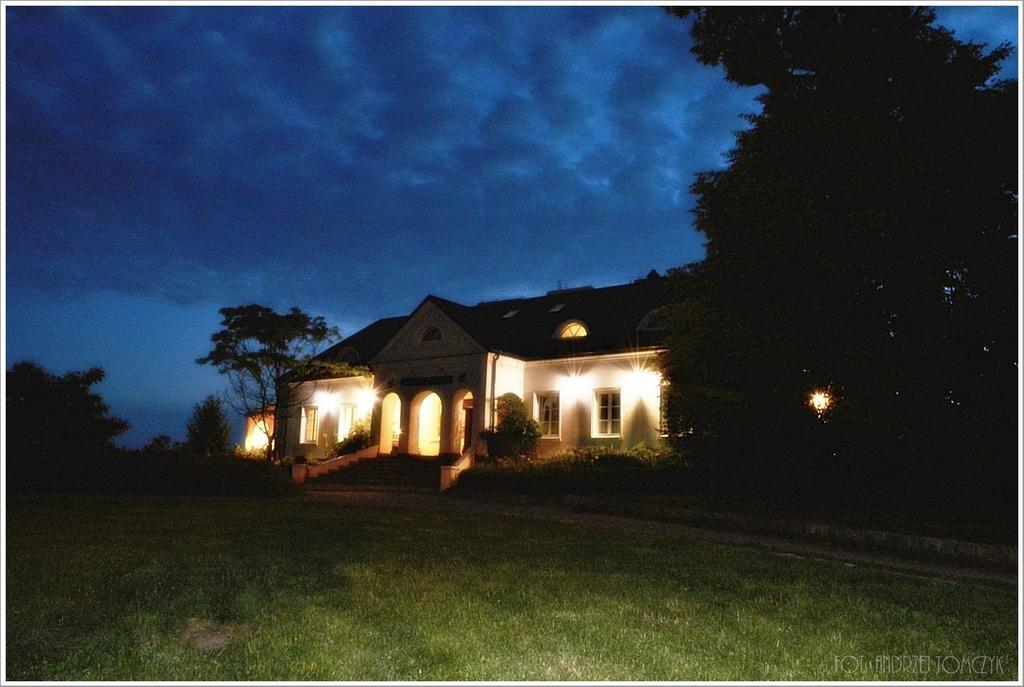 Dwor Na Wichrowym Wzgorzu Bed & Breakfast Przybysławice Екстериор снимка